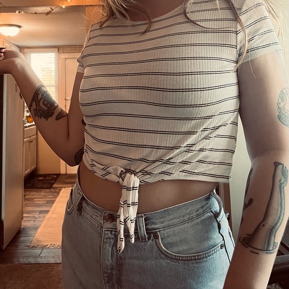 ONE CLOTHING LA Crop Top - Picture 5 of 6